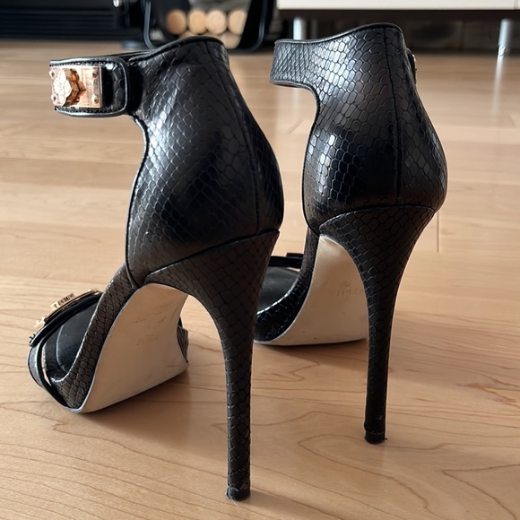 Beautiful BCBG Strappy Heals Siletto - Picture 2 of 5
